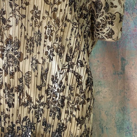 📌 Avenue Sparkling smocked Tunic - Top - Picture 4 of 14